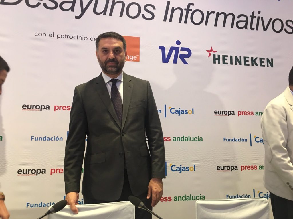 El consejero de Turismo de la Junta, Javier Fernández, este miércoles al inicio del desayuno informativo de Europa Press que ha protagonizado en Málaga. FOTO/ MARBELLA CONFIDENCIAL
