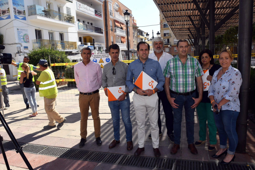 El coordinador de Ciudadanos en Marbella, Francisco Gómez (centro) tercero por la izqda, este viernes en la plaza de la Iglesia de San Pedro, junto al resto de miembros de su Junta Directiva. FOTO/ MC