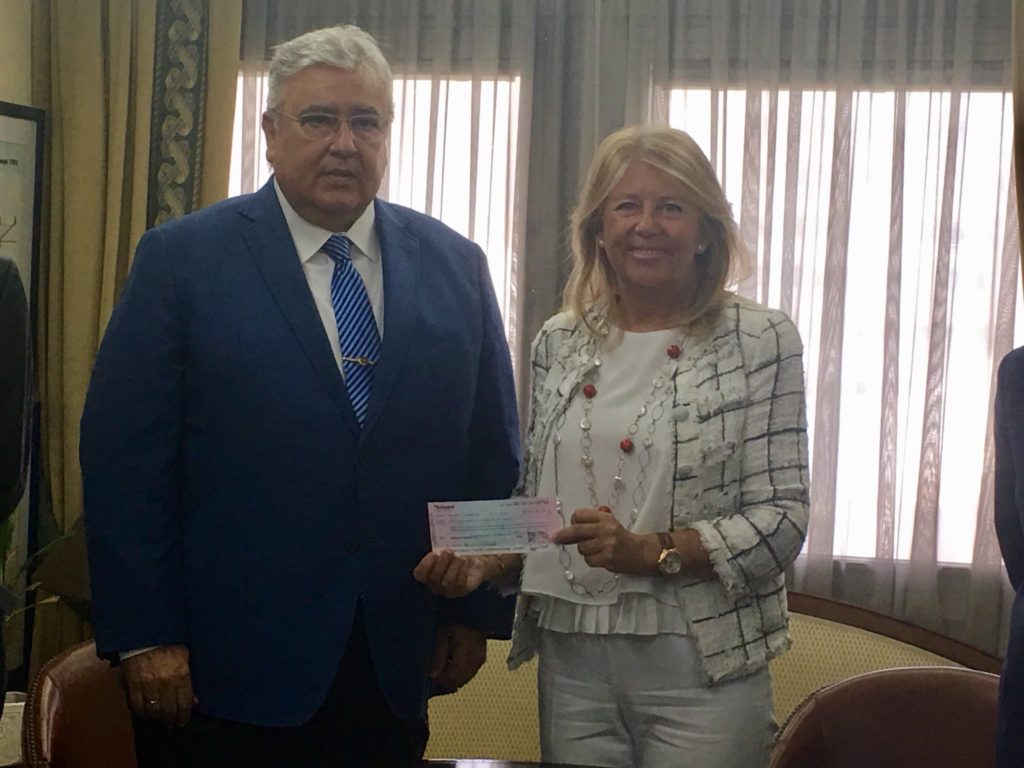 El presidente del tribunal del 'caso Malaya, José Godino, hace entrega del cheque de 12 millones de euros a la alcaldesa de Marbella, Ángeles Muñoz, este viernes. FOTO/ MC