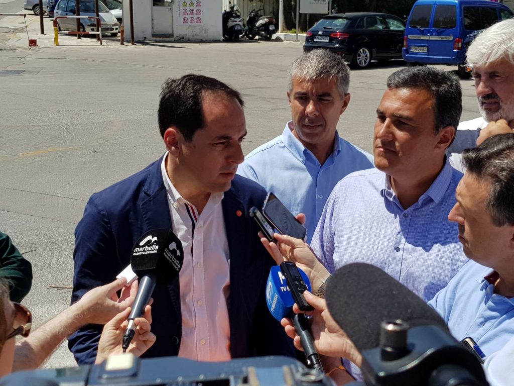 El coordinador local de Ciudadanos Marbella, Francisco Gómez Palma, junto al parlamentario andaluz por Málaga, Carlos Hernández White, este martes en el puerto de La Bajadilla. FOTO/ @Cs_Marbella