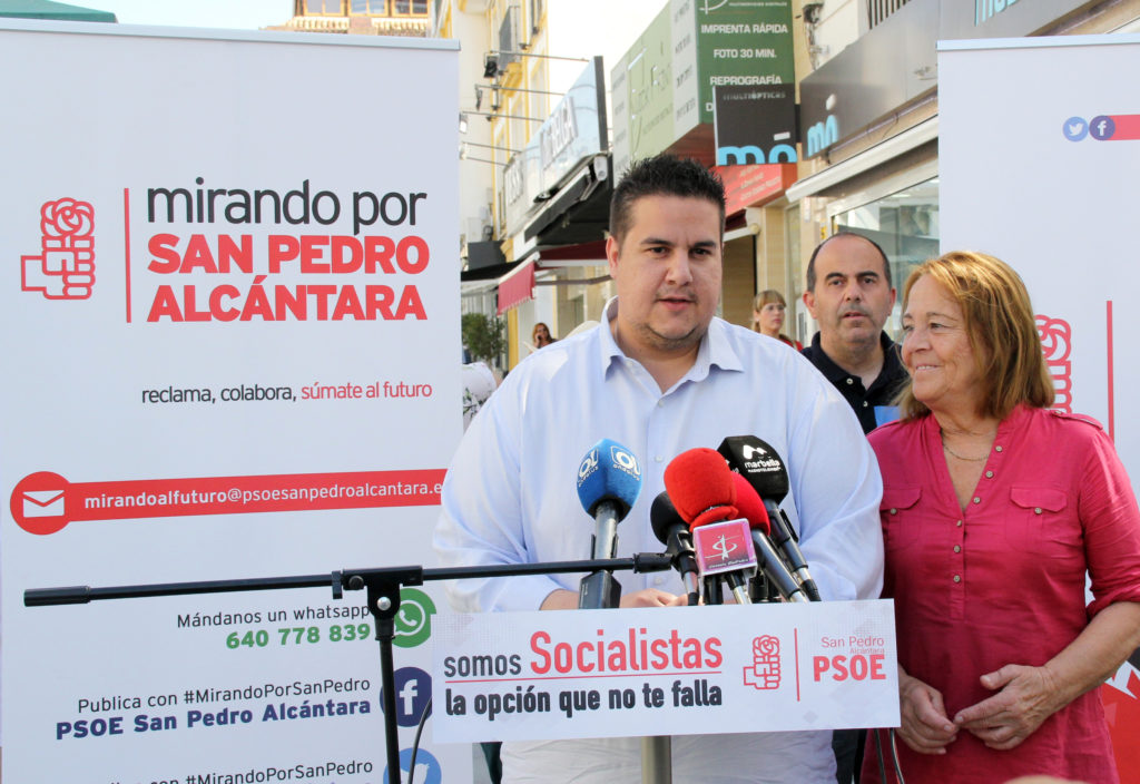 El concejal del PSOE Manuel García, junto a la también edil sampedreña Ana Lechera, en imagen de archivo en San Pedro. FOTO/ PSOE