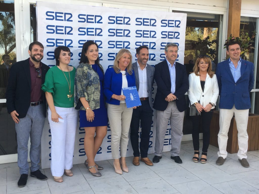 El director de la cadena Ser Marbella-Costa del Sol, Javier García Beberide (primero por la drcha) junto a los alcaldes de Marbella y Estepona, Ángeles Muñoz y José María García Urbano, así como el resto del equipo periodístico y comercial de la emisora. FOTO/ MARBELLA CONFIDENCIAL