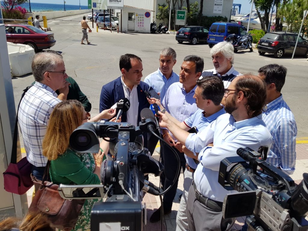 El coordinador local de Ciudadanos Marbella, Francisco Gómez Palma, junto al parlamentario andaluz por Málaga, Carlos Hernández White, este martes en el puerto de La Bajadilla. FOTO/ @Cs_Marbella