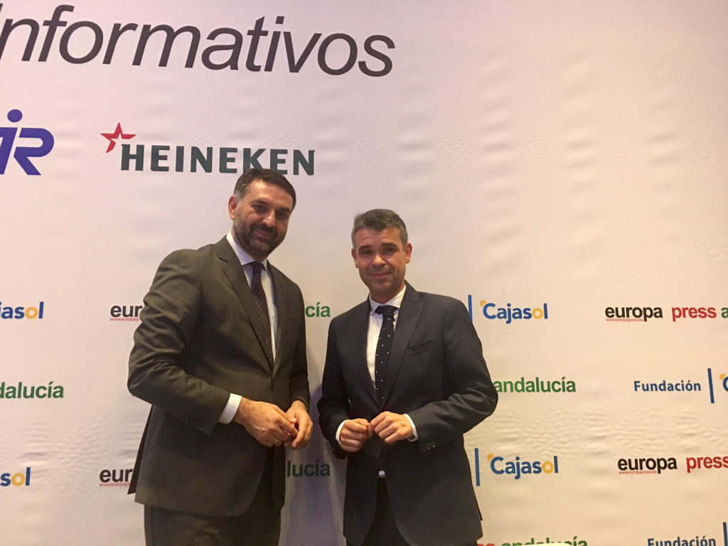 El consejero de Turismo de la Junta, Javier Fernández, junto al presidente del PSOE de Málaga y candidato de Marbella, José Bernal, al término del desayuno informativo de Europa Press. FOTO/ MARBELLA CONFIDENCIAL