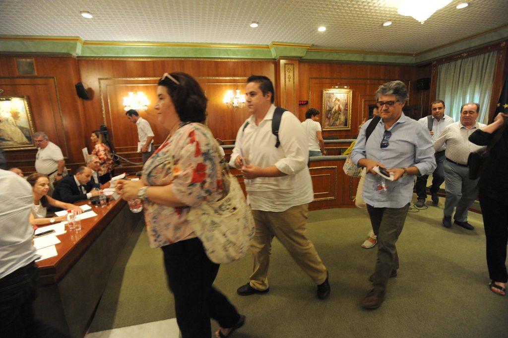 Tres de los concejales socialistas abandonan el pleno junto al resto de sus compañeros de la oposición. FOTO/ MC