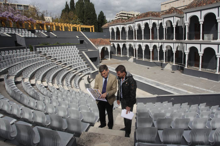 El concejal de Obras del Ayuntamiento de Marbella, Javier García (plano en mano) cuando anunció las obras de remodelación del auditorio, el 3 de abril de 2013. FOTO/ marbella.es (web municipal)