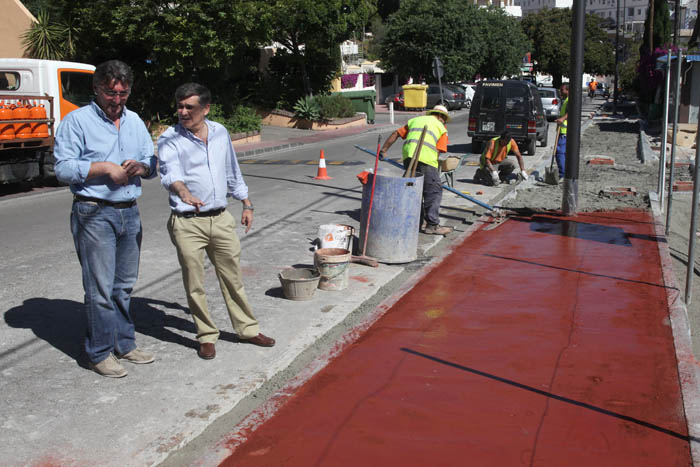 El concejal de Obras del PP, Javier García, señala las obras investigadas en compañía del exedil del GIL Juan Guzmán, adscrito a su delegación, cuando se presentaron los trabajos ante la prensa en 2013. FOTO/ Web Ayto de Marbella.</strong>