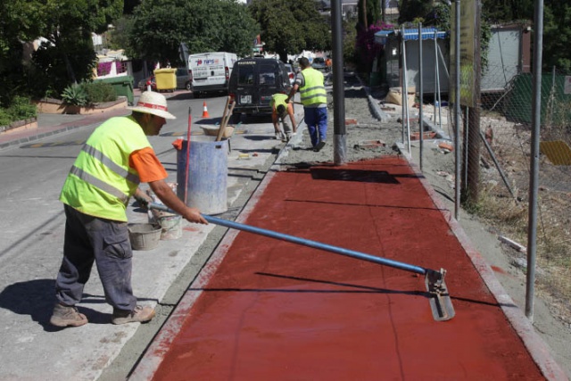 Trabajadores de la empresa Codecosol durante las labores de pavimentación de la calle Manolete (Nueva Andalucía) en 2013. FOTO/ web Ayto de Marbella
