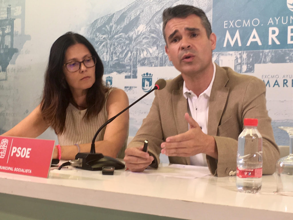 El portavoz el PSOE de Marbella, José Bernal, junto a la también edil Isabel Pérez, este viernes en rueda de prensa. FOTO/ MC
