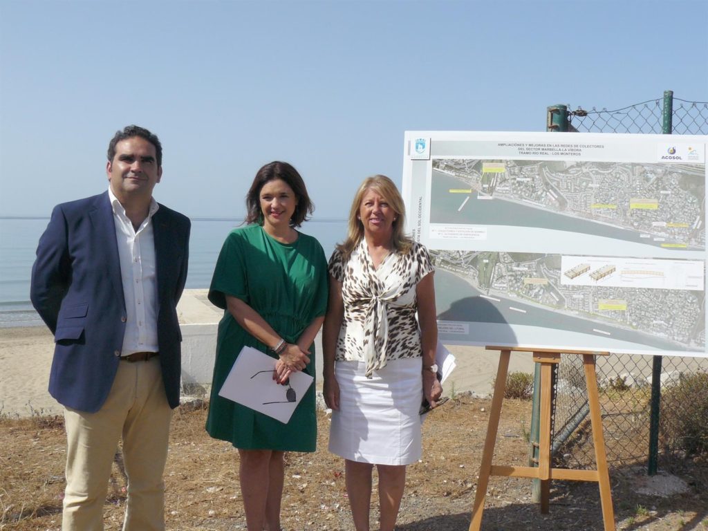De izqda a drcha el consejero delegado de Acosol, Manuel Cardeña; la presidenta de Mancomunidad Occidental, Margarita del Cid y la alcaldesa de Marbella, Ángeles Muñoz, este miércoles en la playa de Los Monteros. FOTO/ Mancomunidad