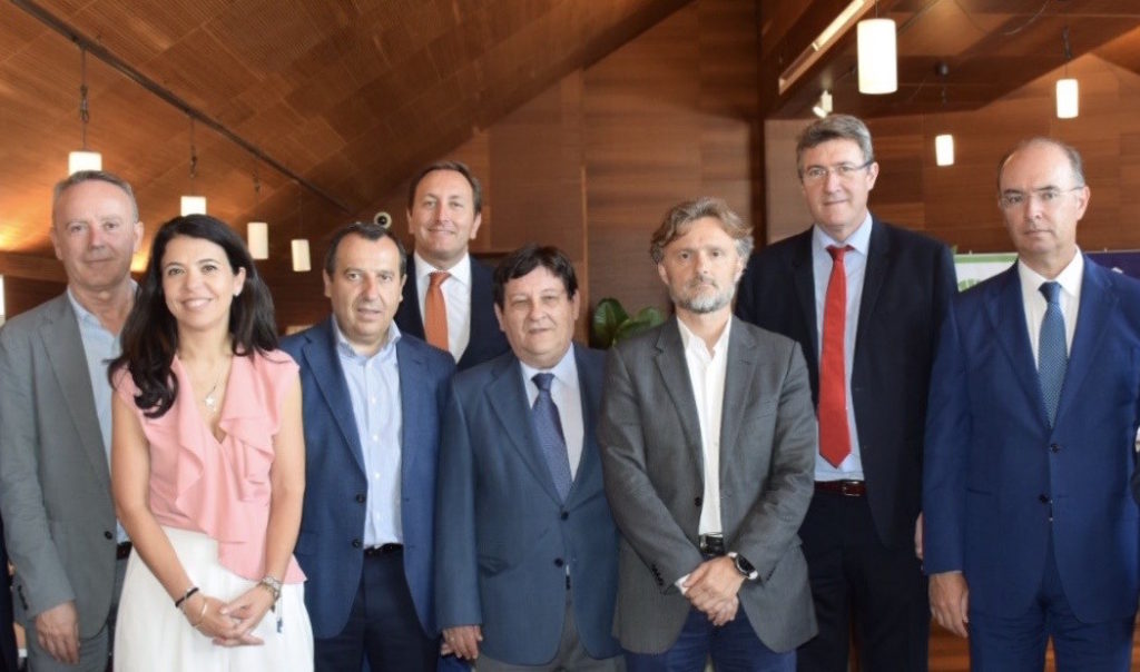 El consejero José Fiscal (tercero por la drcha) junto a empresarios y el delegado de la Junta en Málaga, José Luis Ruiz Espejo (quinto drcha). FOTO/ EP