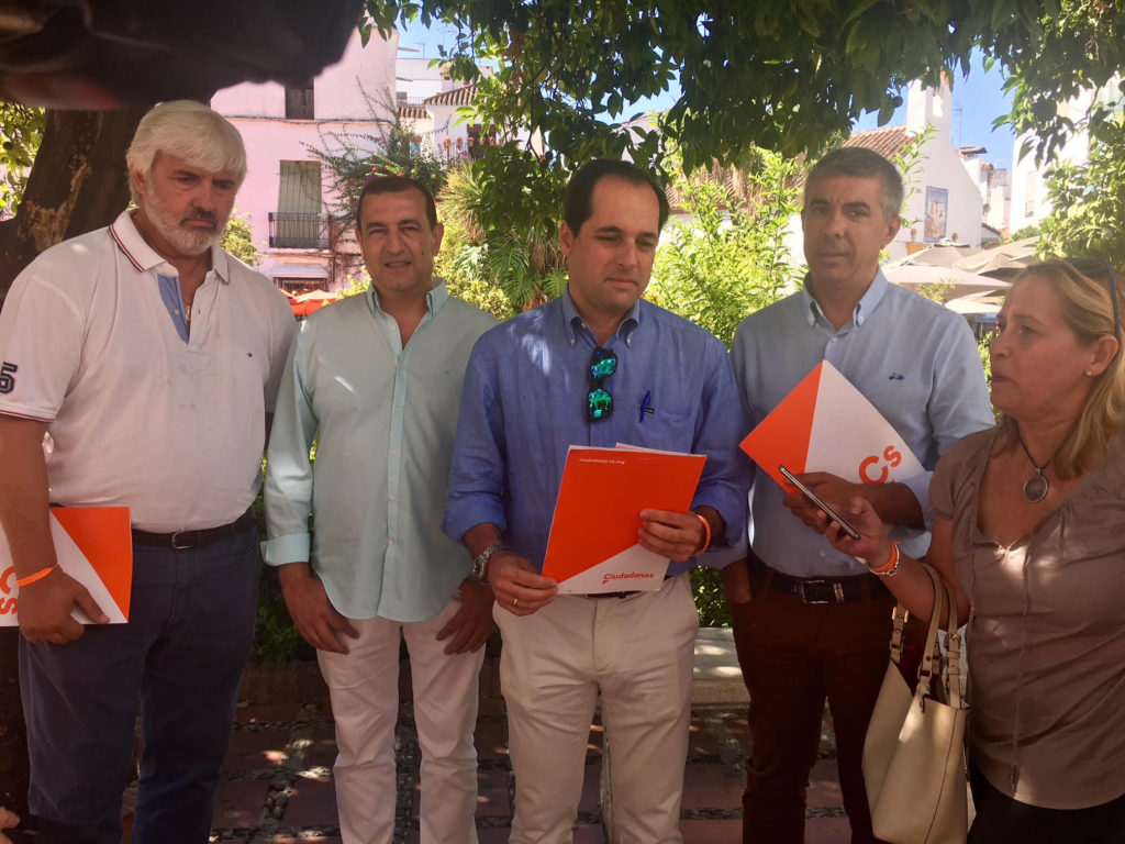 El coordinador local de Cs Marbella, Francisco Gómez Palma (tercero por la izqda) junto a otros cargos de su Junta Directiva, este jueves ante los periodistas. FOTO/ MC
