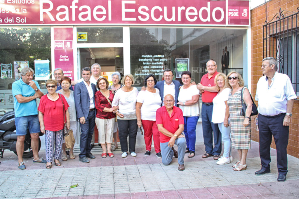 José Bernal y Miguel Ángel Heredia posan junto a pensionistas afiliados al PSOE en la sede del partido este lunes, tras la comparecencia de ambos. FOTO/ PSOE Marbella