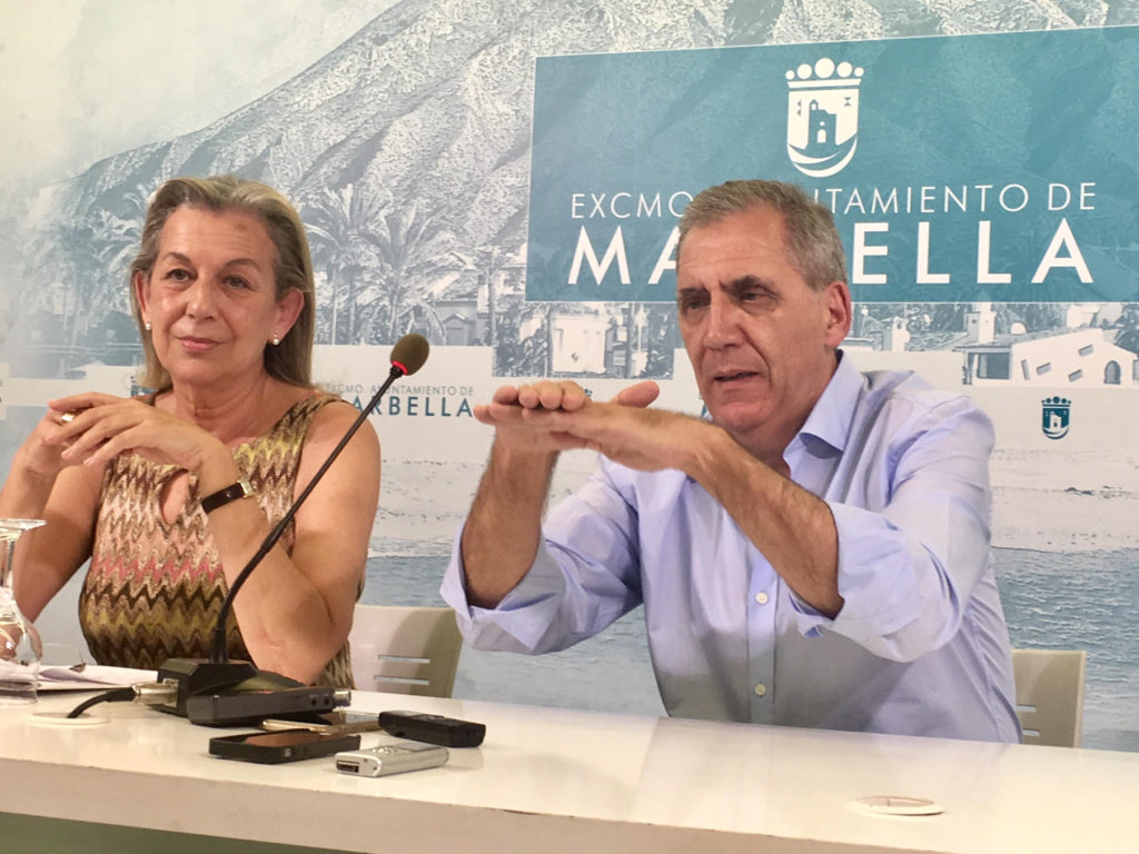 La delegada de Urbanismo de Marbella, Kika Caracuel, junto al director general del área, José María Morente, este miércoles en rueda de prensa. FOTO/ MC