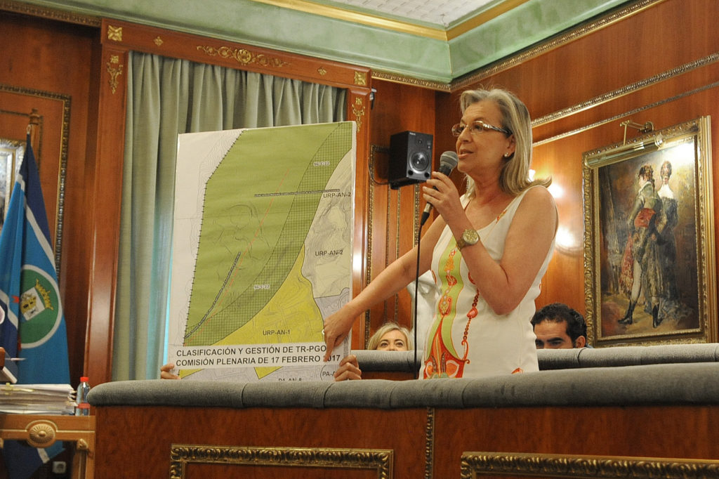 La edil de Urbanismo de Marbella, Kika Caracuel (PP), durante su intervención en el pleno de este viernes. FOTO/ MC