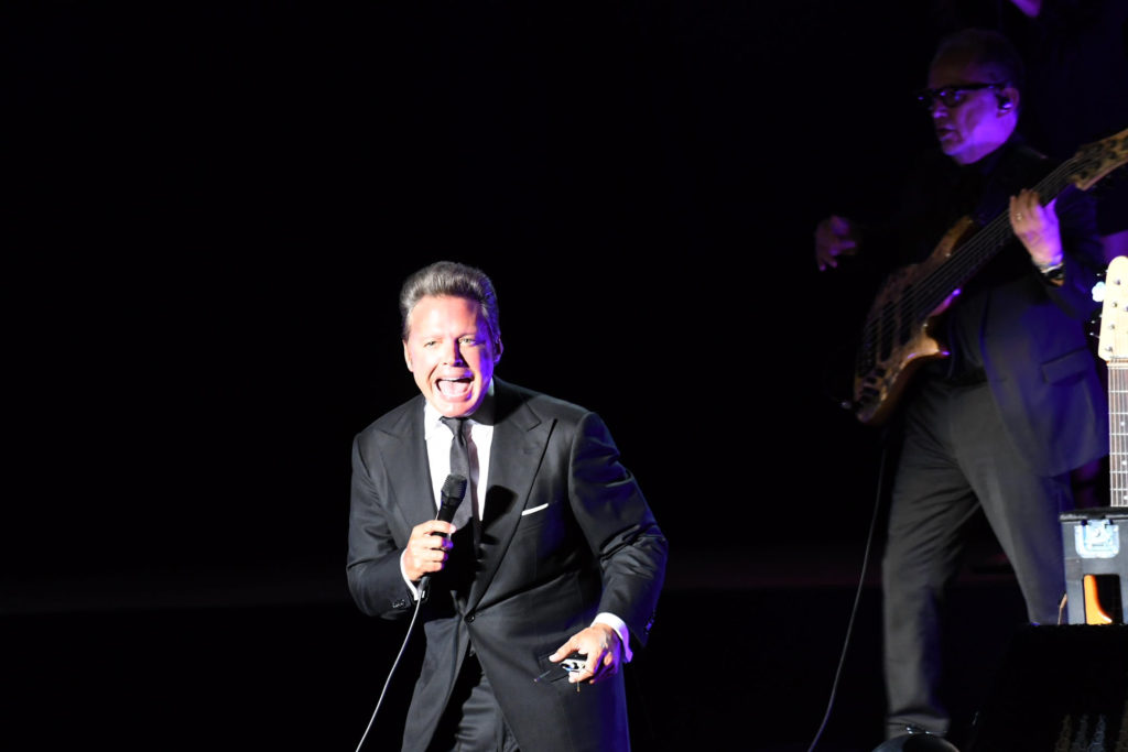 El cantante Luis Miguel en un momento de su actuación en la noche de este miércoles en Starlite. FOTO/ MARBELLA CONFIDENCIAL