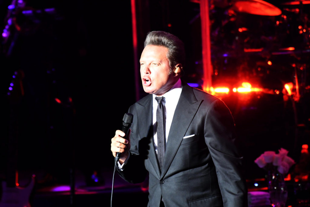 El cantante Luis Miguel en un momento de su actuación en la noche de este miércoles en Starlite. FOTO/ MARBELLA CONFIDENCIAL