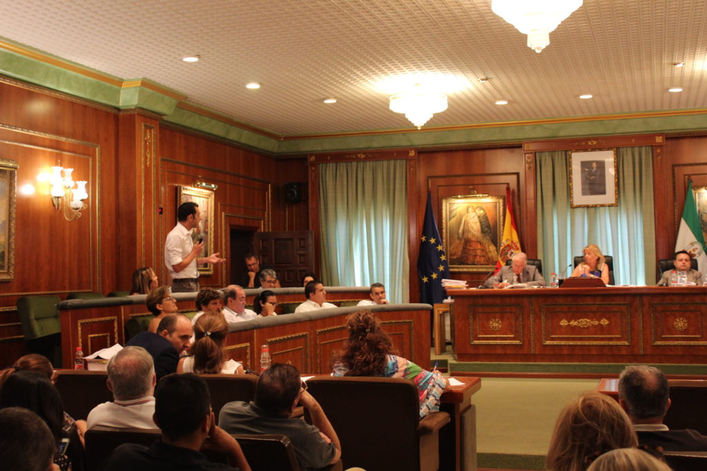 El edil y portavoz de IU, Miguel Díaz, se dirige a la alcaldesa, Ángeles Muñoz, durante su intervención este viernes en el pleno. FOTO/ IU