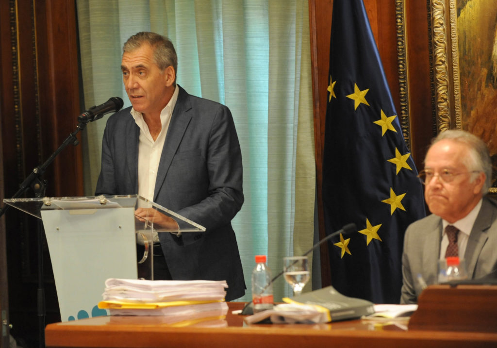 El director general de Urbanismo, José María Morente, cargo de confianza del PP, durante su intervención en el pleno de agosto en Marbella. FOTO/ M.C.