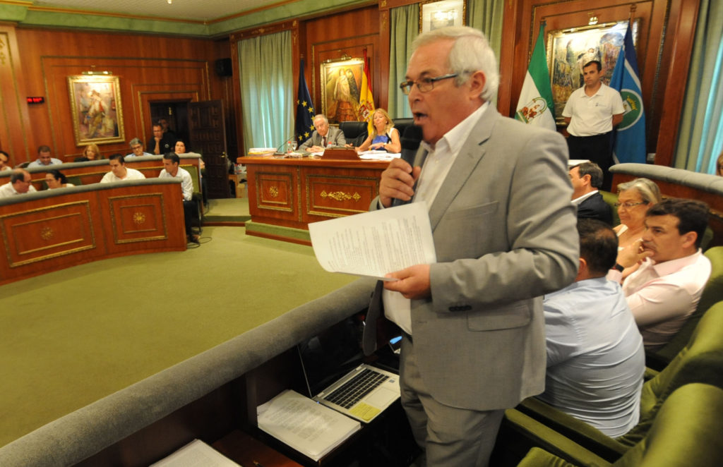 El teniente de alcalde de San Pedro y edil de OSP, Rafael Piña, visiblemente alterado durante el tenso debate mantenido en el pleno. FOTO/ MC