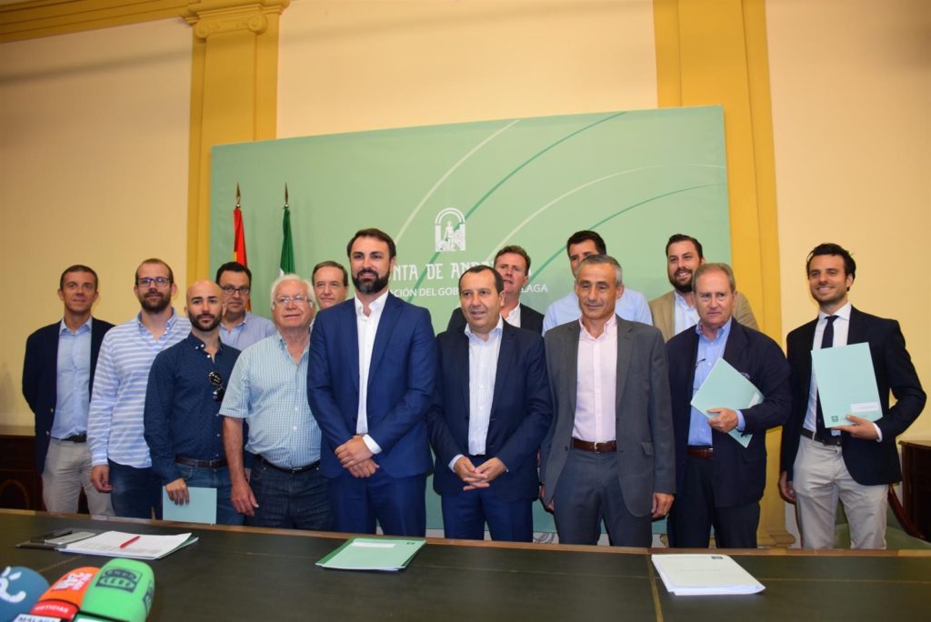 El delegado de la Junta en Málaga, José Luis Ruiz Espejo (cuarto por la izqda en primera fila) junto a los empresarios este martes. FOTO/ Junta de Andalucía