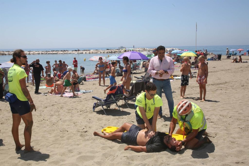 Imagen del simulacro de accidente supervisado por el concejal de Playas de Marbella, Manuel Cardeña,. FOTO/ Ayto Marbella