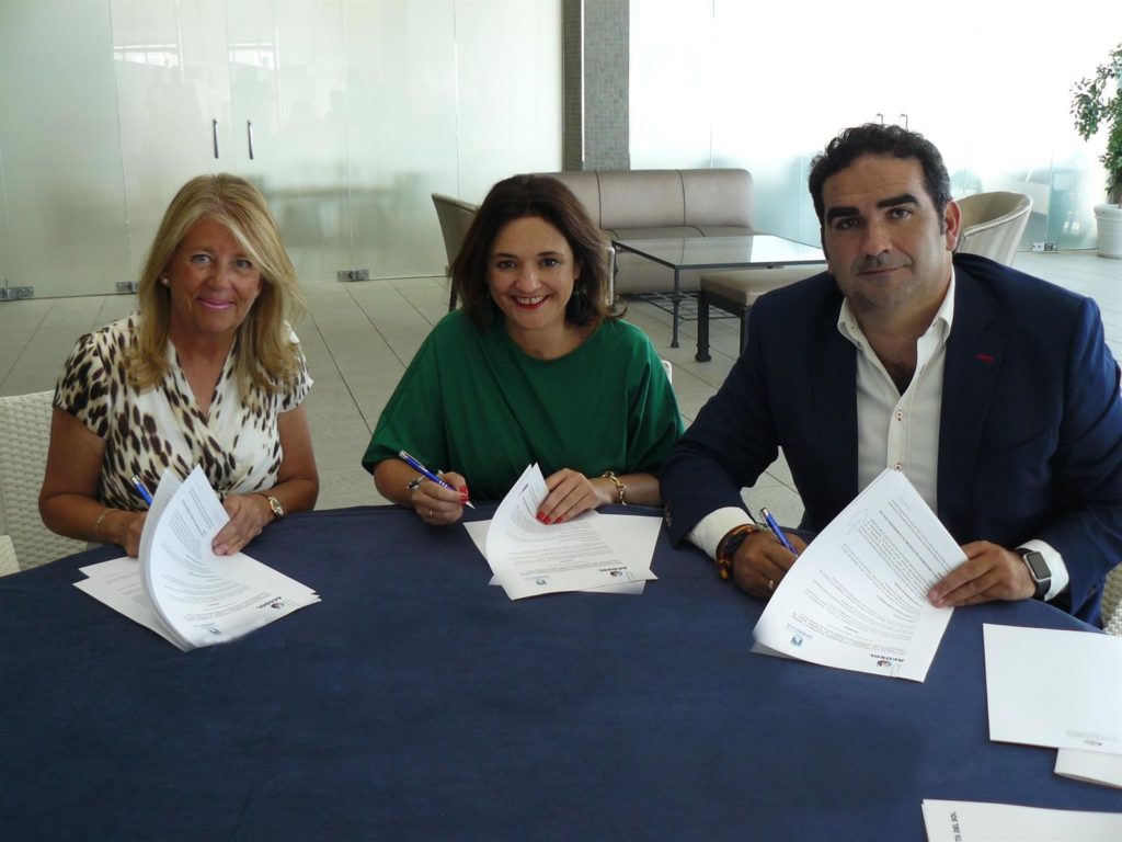 De izqda a drcha la alcaldesa de Marbella, Ángeles Muñoz; la presidenta de Mancomunidad, Margarita del Cid; y el consejero delegado de Acosol, Manuel Cardeña, firmando el acuerdo. FOTO/ Mancomunidad Occidental