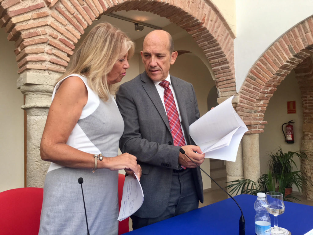 La alcaldesa de Marbella, Ángeles Muñoz (PP) y el teniente de alcalde delegado de Hacienda, Manuel Osorio (OSP) en imagen de archivo. FOTO/ MARBELLA CONFIDENCIAL