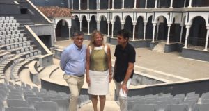De izqda a drcha el concejal delegado de Obras, Javier García; la alcaldesa de Marbella, Ángeles Muñoz, y el ingeniero de Obras de la delegación, Pedro Vara, este lunes en el auditorio de la Constitución. FOTO/ Marbella Confidencial