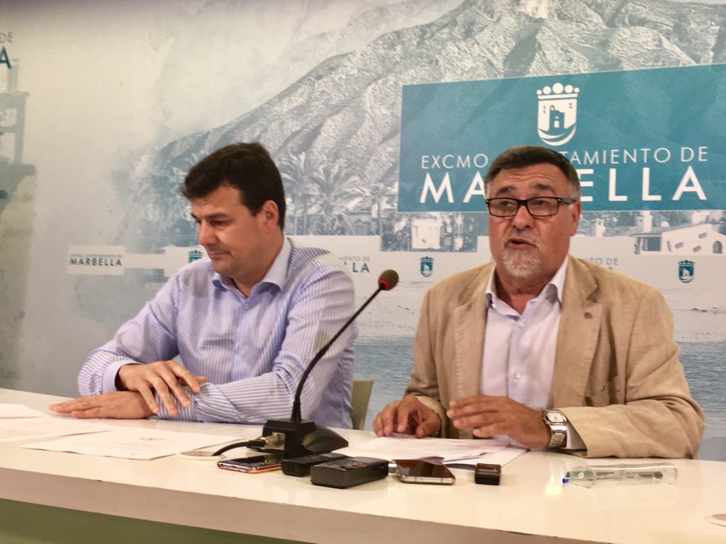 El concejal de Nuevas Tecnologías, Baldomero León, junto al edil de Fomento Económico y Empleo, Cristóbal Garre, este lunes en rueda de prensa tras la junta de gobierno local. FOTO/ Marbella Confidencial