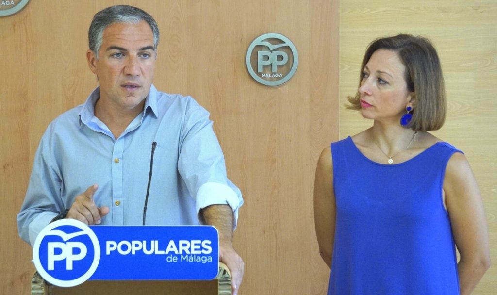 El presidente del PP de Málaga, Elías Bendodo, junto a la secretaria general, Patricia Navarro, en imagen reciente en rueda de prensa. FOTO/ EP
