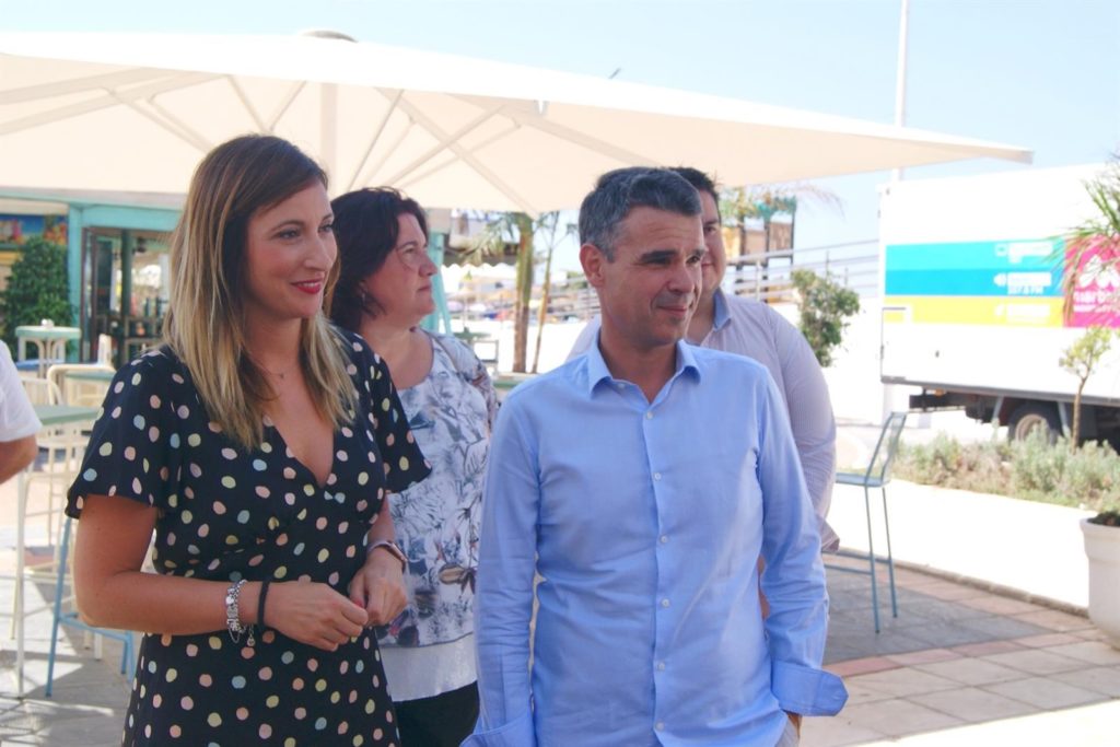 El portavoz del PSOE y exalcalde de Marbella, José Bernal, junto a la parlamentaria socialista Nieves Ramírez y los ediles Blanca Fernández y Manuel García este viernes en el Puerto Deportivo. FOTO/ EP