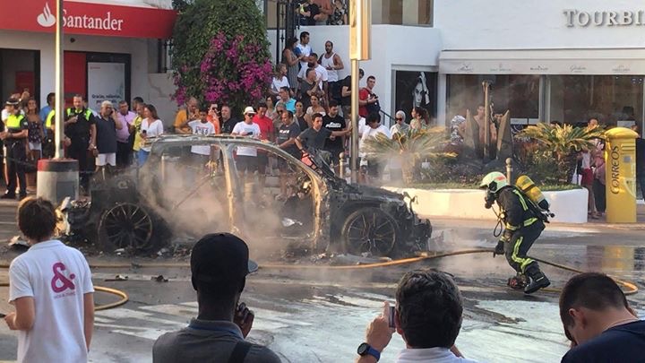 Imagen de la rápida actuación del Cuerpo de Bomberos de Marbella, tras el incendio del vehículo en Puerto Banús. FOTO/ redes sociales