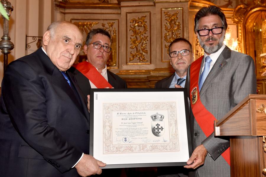 El periodista José Luis Yagüe, primero por la izquierda, en uno de los homenajes que le han tributado recientemente en Aragón, de donde es oriundo. FOTO/ La Tribuna de Hoy