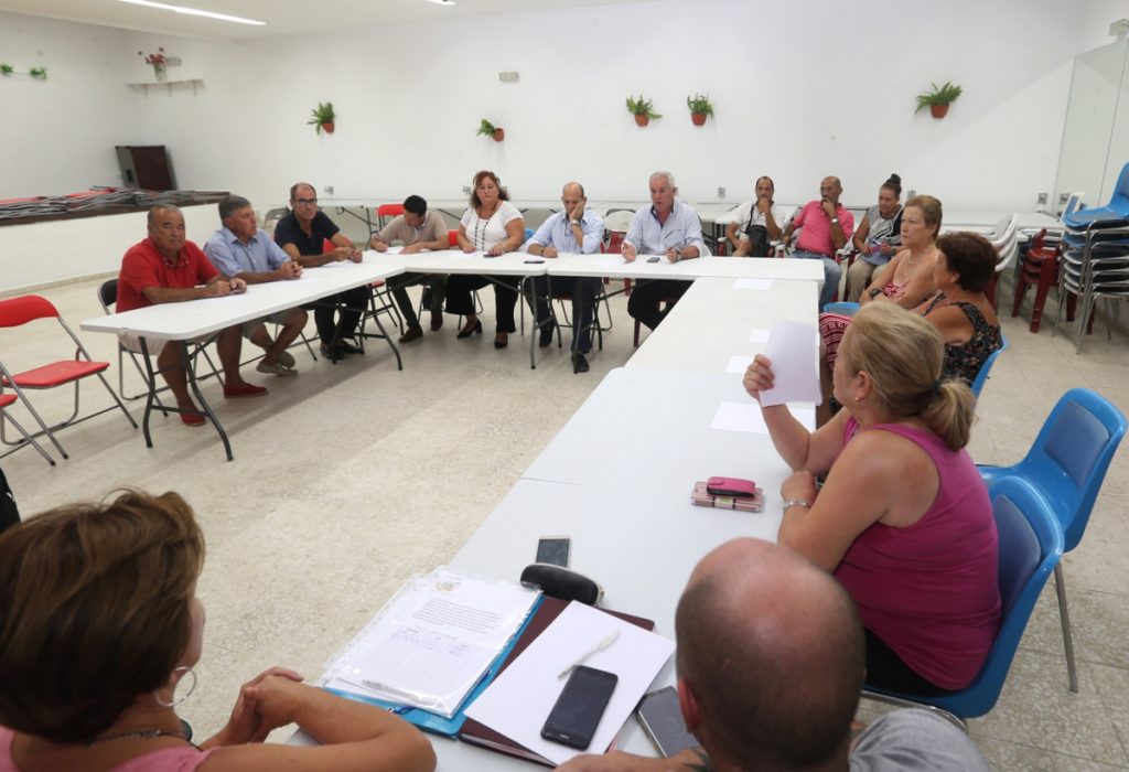 El teniente de alcalde de San Pedro, Rafael Piña, junto al edil delegado de Hacienda, Manuel Osorio, también de OSP, durante la reunión mantenida este lunes con vecinos de El Salto. FOTO/ Ayto de Marbella