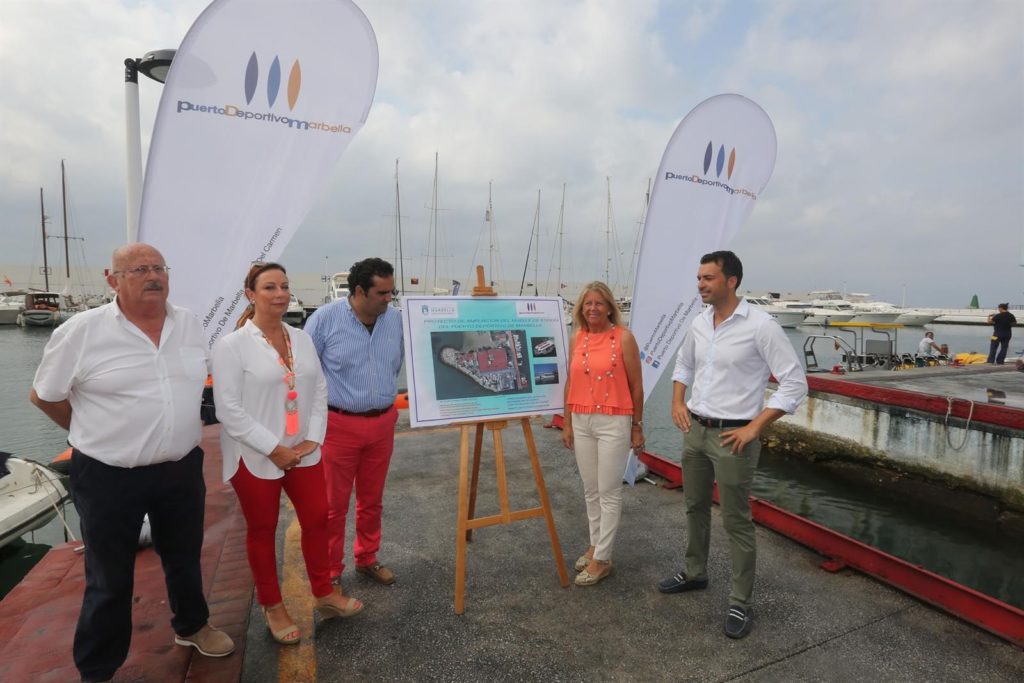 La alcaldesa de Marbella, Ángeles Muñoz, presentando este sábado el proyecto en el Puerto Deportivo. FOTO/ Ayto de Marbella