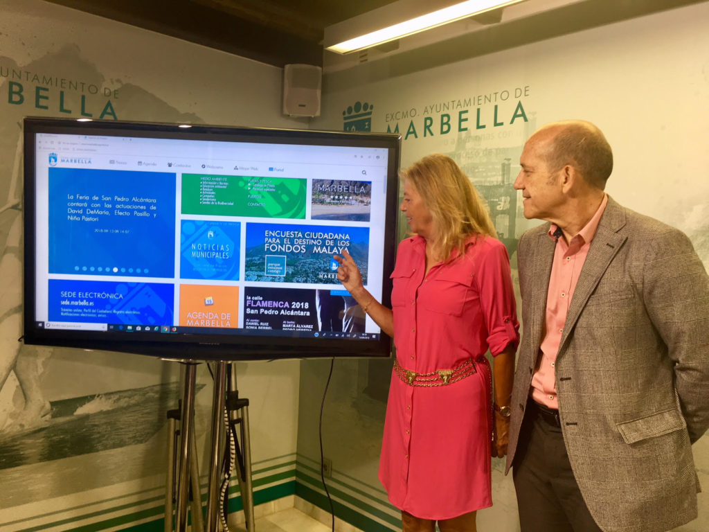 La alcaldesa de Marbella, Ángeles Muñoz, junto al delegado de Hacienda, Manuel Osorio, este viernes al presentar la encuesta en la web municipal. FOTO/ CABANILLAS