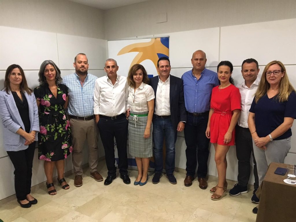 La junta directiva de Apymespa, con su presidenta al frente, Ana García (cuarta por la izqda), este martes tras la rueda de prensa que han ofrecido en San Pedro Alcántara. FOTO/ EP