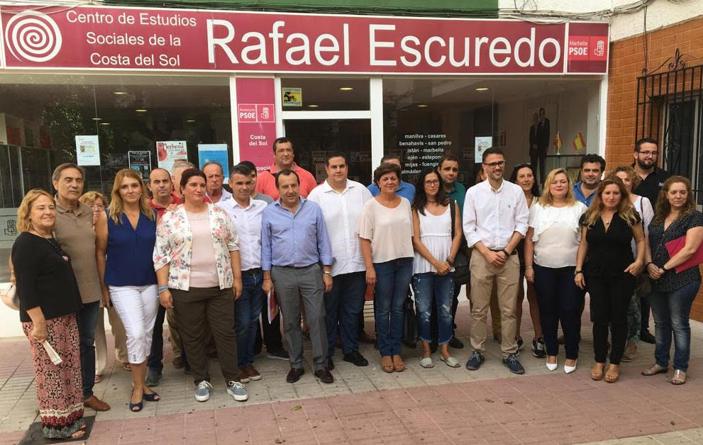 Foto de familia de las dos Ejecutivas del PSOE de Marbella y San Pedro que han sido presididas este lunes por José Bernal y el secretario general del PSOE de Málaga, José Luis Ruiz Espejo. FOTO/ MARBELLA CONFIDENCIAL
