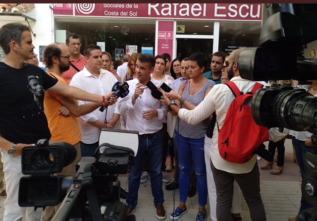 El presidente del PSOE de Málaga y portavoz municipal de Marbella, José Bernal, atiende a los periodistas este lunes. FOTO/ PSOE