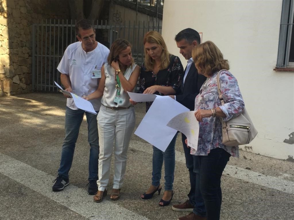 La delegada de Salud de la Junta, Ana Isabel González (tercera izqda) junto al portavoz municipal del PSOE de Marbella, José Bernal, y la directora del Distrito Sanitario Costa del Sol, María Dolores Llamas, este jueves en Marbella. FOTO/ EP