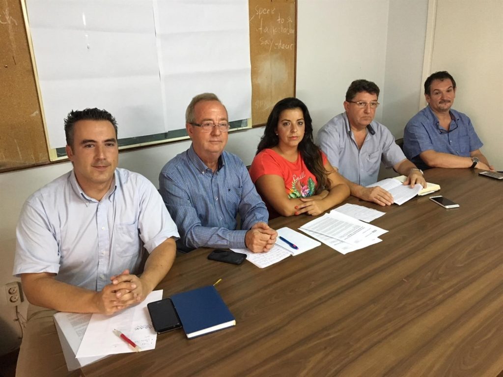 El dirigente de Comisiones Obreras Gonzalo Fuentes, segundo izqda, en rueda de prensa junto a profesores de la escuela y el chef Aitor Perurena este martes en rueda de prensa. FOTO/ CCOO
