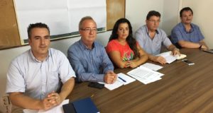 El dirigente de Comisiones Obreras Gonzalo Fuentes, segundo izqda, en rueda de prensa junto a profesores de la escuela y el chef Aitor Perurena este martes en rueda de prensa. FOTO/ CCOO