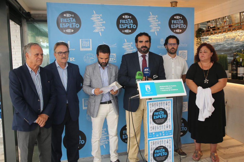 El concejal delegado de Playas, Manuel Cardeña, junto al diputado provincial Jacobo Florido (tercero izqda) este viernes durante la presentación. FOTO/ Ayto de Marbella