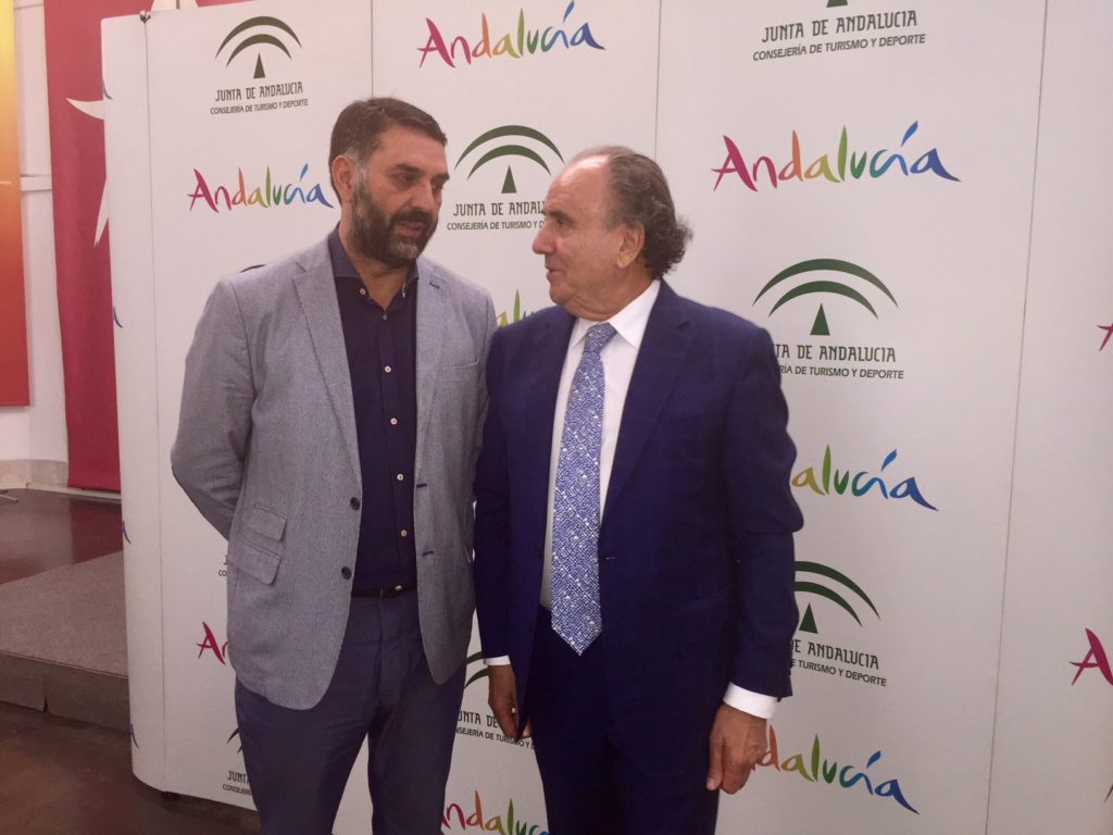 El consejero de Turismo y Deporte, Javier Fernández, junto al empresario Miguel Sánchez, miembro de la CEA y expresidente de AEHCOS. FOTO/ CABANILLAS