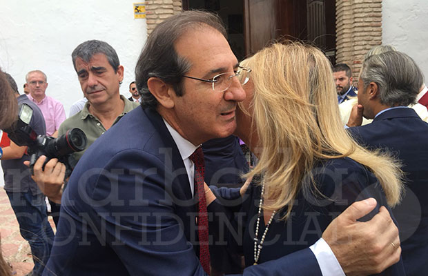 El fiscal jefe de Área de Marbella y encargado del 'caso PGOU', Juan Carlos López Caballero, y la alcaldesa, Ángeles Muñoz, se saludan con dos besos este jueves a las puertas de la Iglesia de la Encarnación durante la festividad del Patrón de la Policía Local. FOTO/ MARBELLA CONFIDENCIAL