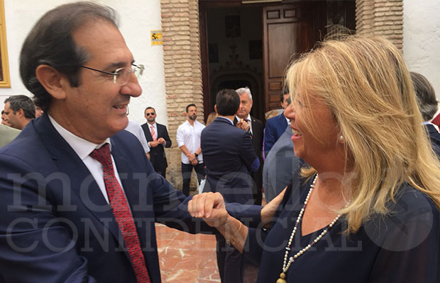 El fiscal jefe de Área de Marbella y encargado del 'caso PGOU', Juan Carlos López Caballero, y la alcaldesa, Ángeles Muñoz, se saludan este jueves a las puertas de la Iglesia de la Encarnación durante la festividad del Patrón de la Policía Local. FOTO/ MARBELLA CONFIDENCIAL