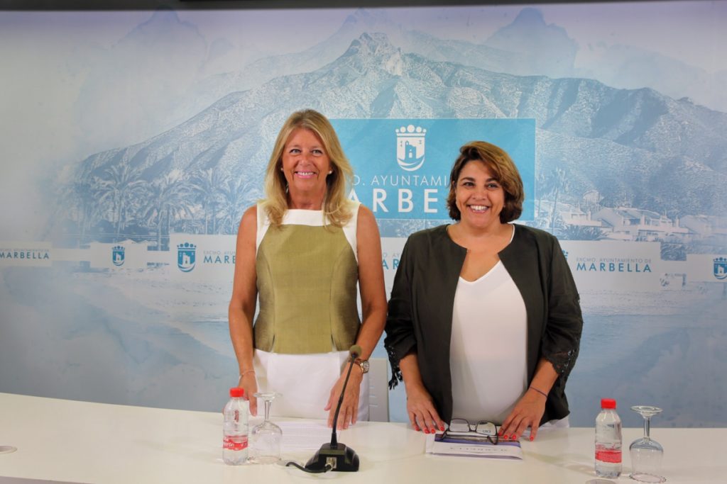 La alcaldesa de Marbella, Ángeles Muñoz, el pasado mes de agosto junto a la directora general de Turismo, Laura de Arce, uno de los diez altos cargos llamados a declarar ante el juez como imputados. FOTO/ marbella.es