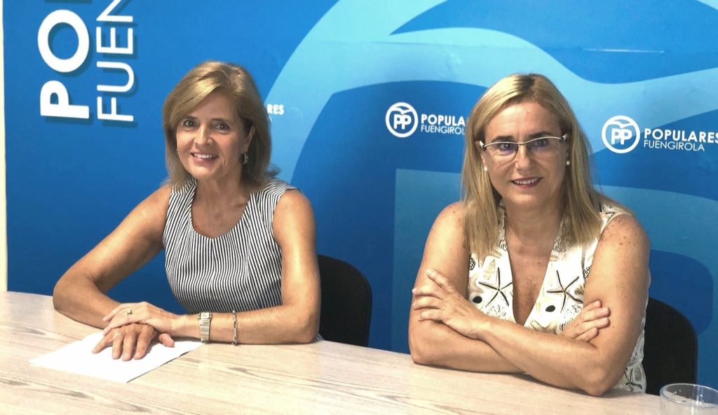 La parlamentaria andaluza del PP por Málaga Esperanza Oña junto a la alcaldesa de Fuengirola, Ana Mula, este martes en rueda de prensa. FOTO/ PP