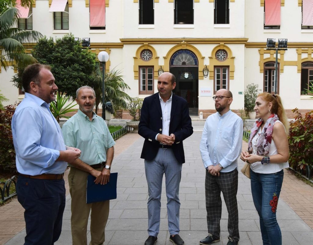 El portavoz y diputado provincial del PSOE, Francisco Conejo (centro) este jueves en La Térmica. FOTO/ PSOE